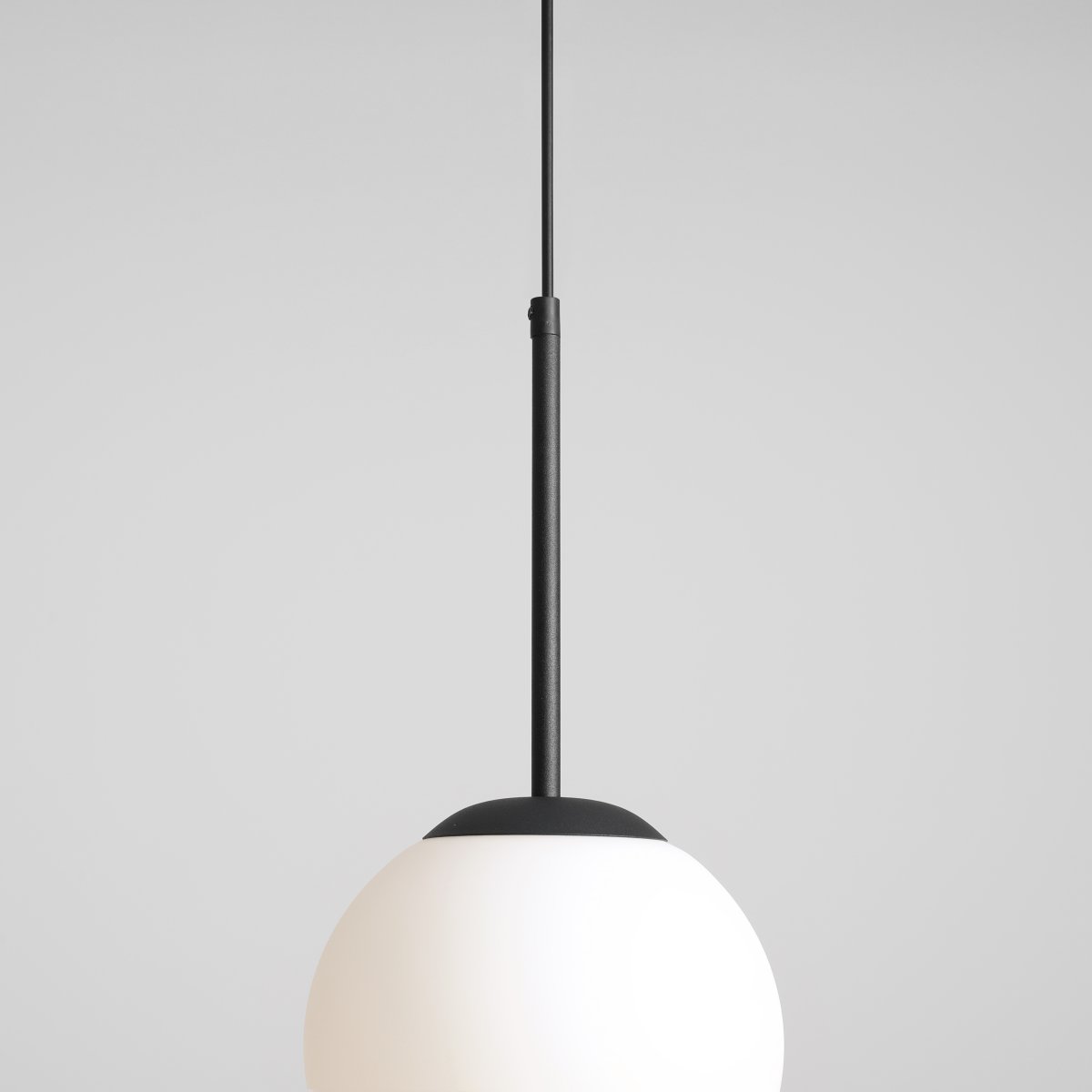 Bosso Ø20 Zwart hanglamp Van Artera - De lamp verspreidt een zacht en aangenaam licht en is daarom ideaal voor boven de eettafel, in de hal of woonkamer.