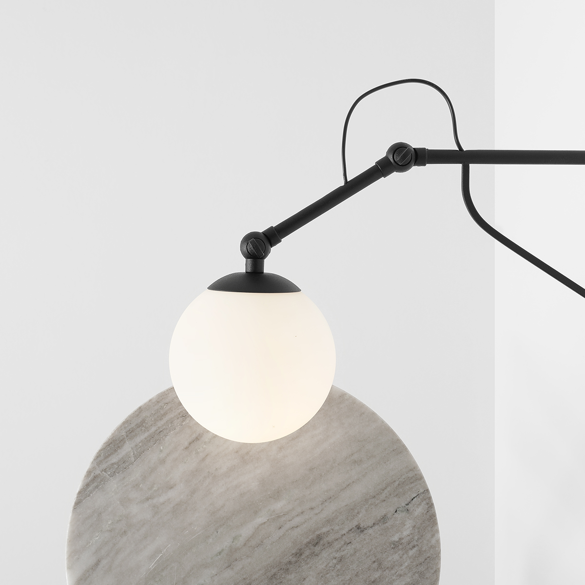 Soho 50cm Zwart wandlamp Van Artera - De lamp heeft een stijlvol matzwart metalen frame en een opaalbol die een zacht, warm licht verspreidt en een uitnodigende sfeer creëert in elke kamer.