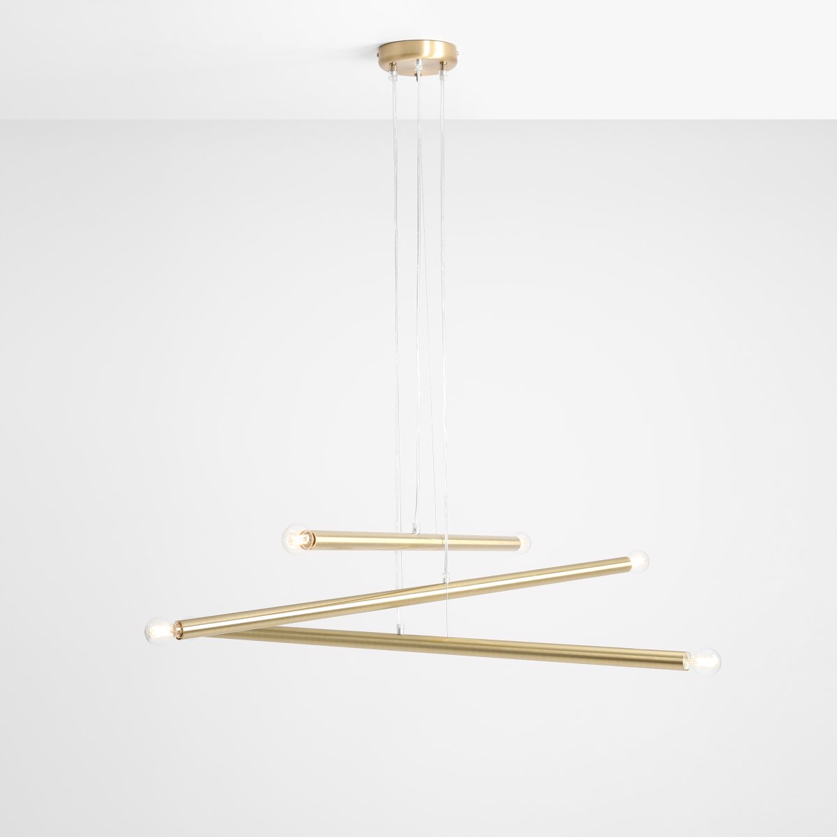 Tubo 6 100cm Messing hanglamp Van Artera - De lamp bestaat uit drie smalle metalen buizen met een elegante messing afwerking, die op verschillende hoogtes en hoeken zijn geplaatst en zo een spannend en luchtig effect creëren.