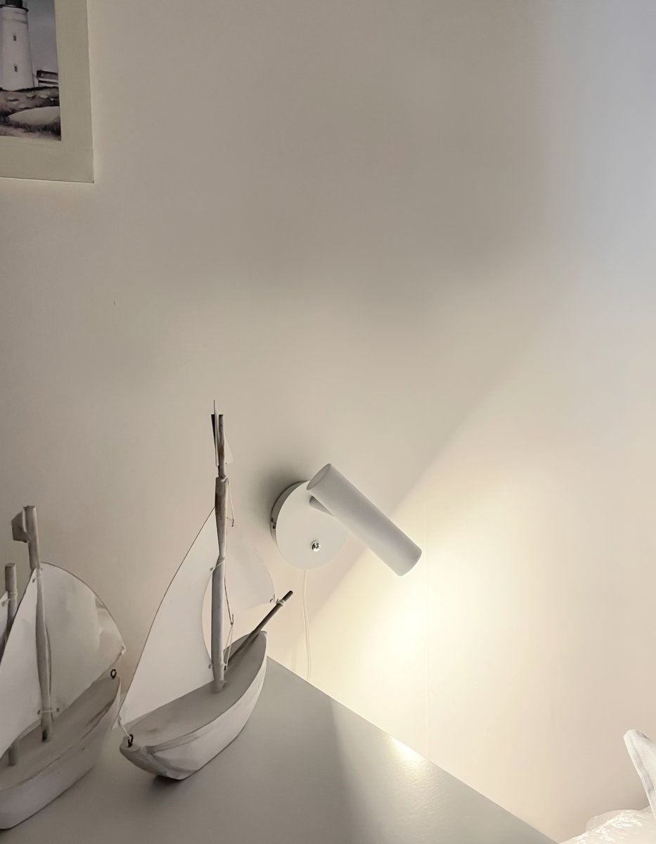 Artic Wit leeslamp Van Aneta Lighting - Artic wandlamp in wit gelakt metaal met chromen details.