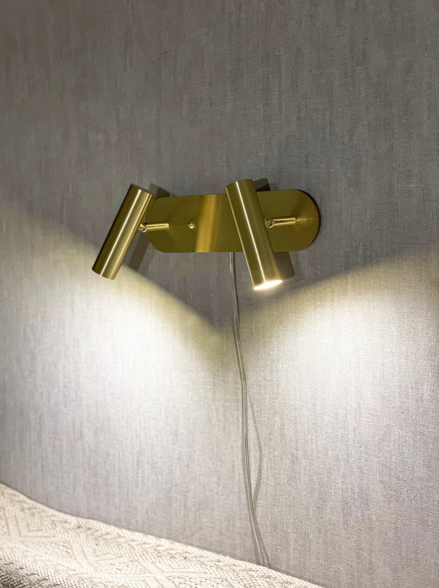 Artic Mat messing leeslamp Van Aneta Lighting - 2 verstelbare koppen met LED-lichtbron die aangenaam warmwit licht geeft.