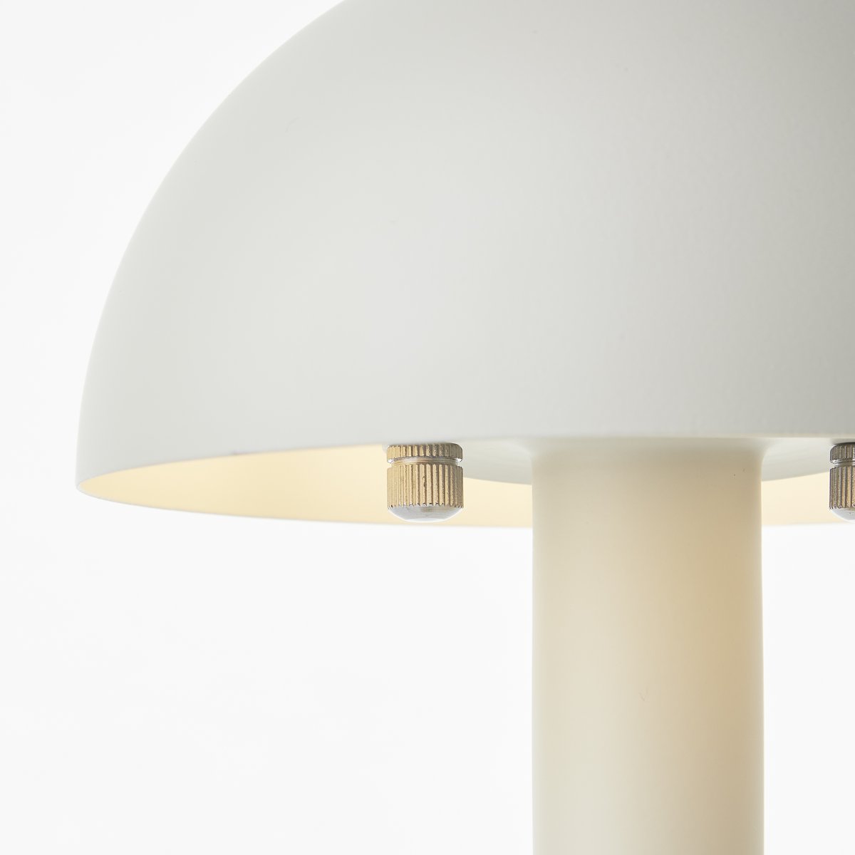 Petite 27cm Beige tafellamp Van Brilliant - Het is aan te raden om de lamp bij het raam, op uw bureau of in de slaapkamer als nachtkastje te plaatsen.