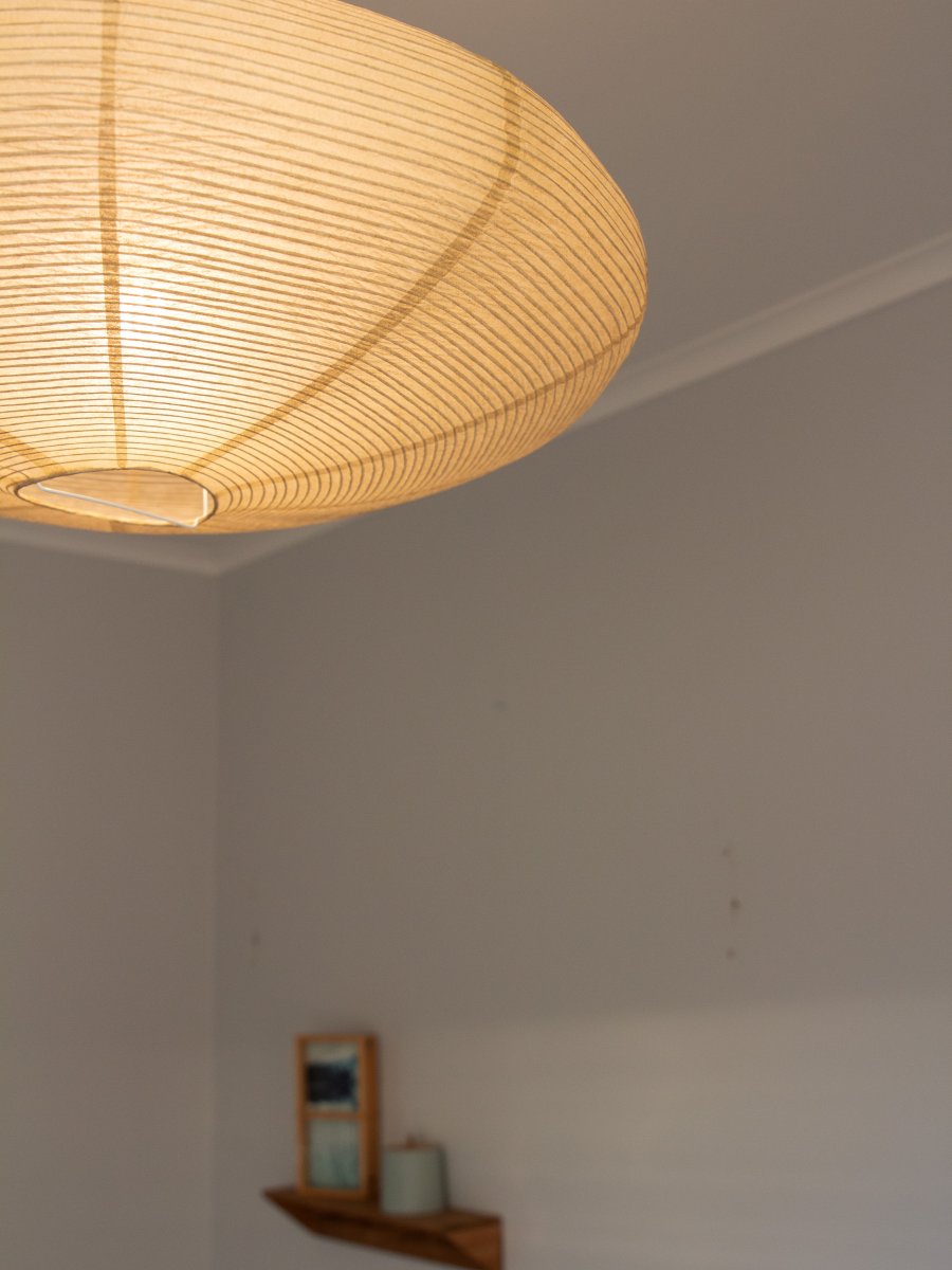 Yuni Lampenkap Excl. Ophangsysteem Ø58 Beige hanglamp Van PR Home - De kap heeft een onregelmatig frame van dicht opeengepakte stalen draden, wat een prachtig, levendig patroon cre&euml;ert en de lamp een luchtig karakter geeft.