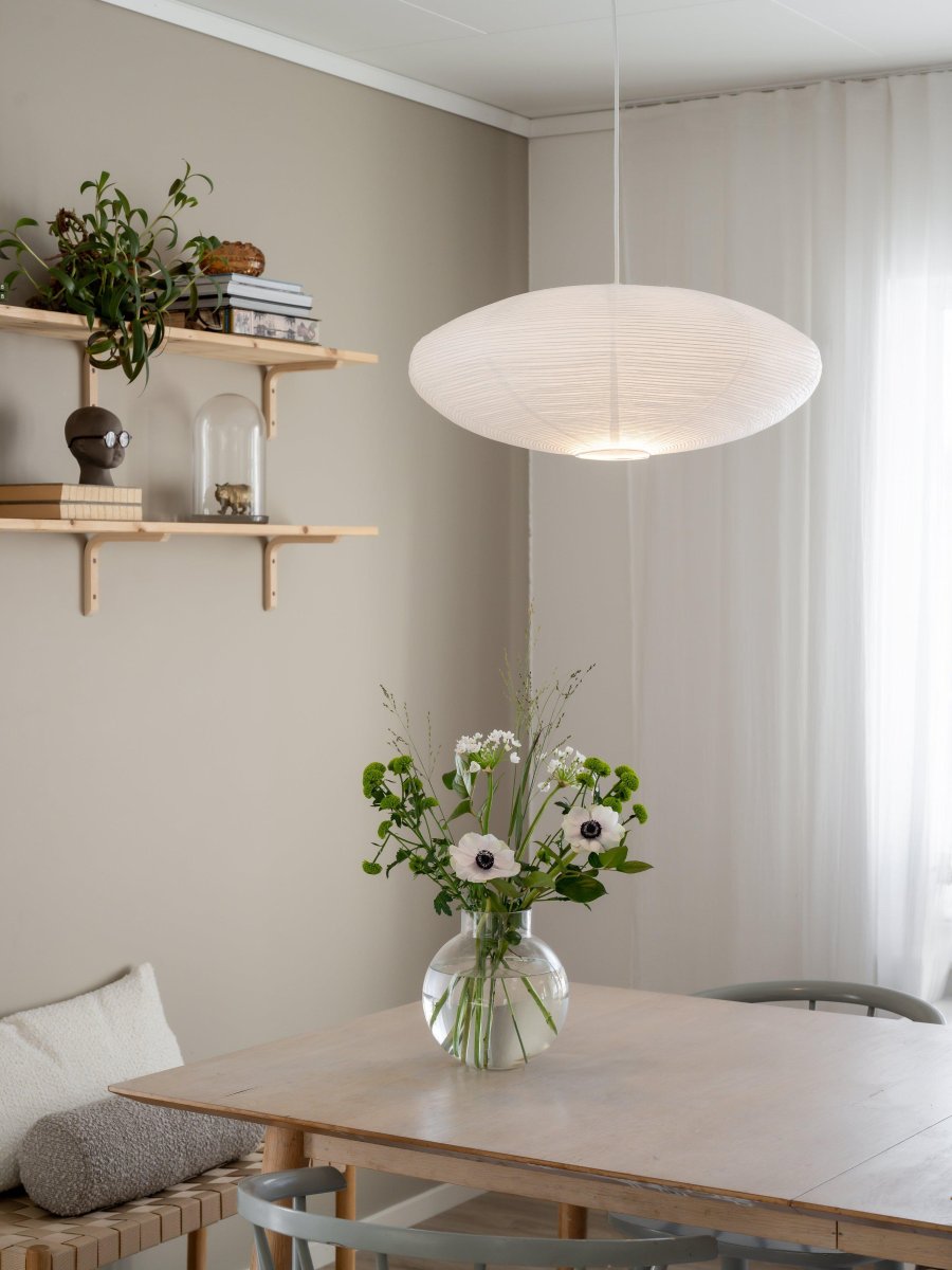 Yuni Lampenkap Excl. Ophangsysteem Ø58 Wit hanglamp Van PR Home - Yuni is een ellipsvormige figuur met een diameter van 58 cm en een hoogte van 23 cm.