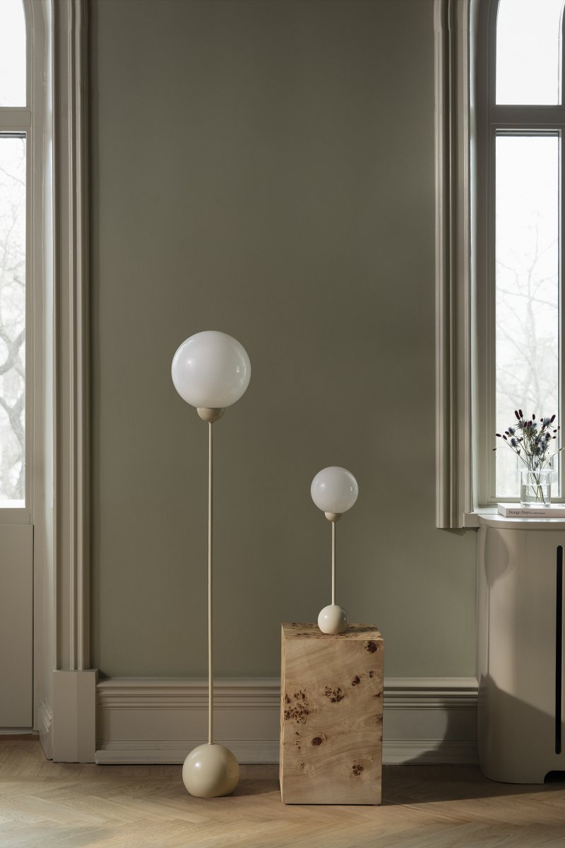 Ripley 52cm Beige tafellamp Van Globen Lighting - De slanke vorm en afgeronde details geven de lamp een moderne en speelse uitstraling, terwijl de glazen kap een zacht en aangenaam licht verspreidt.