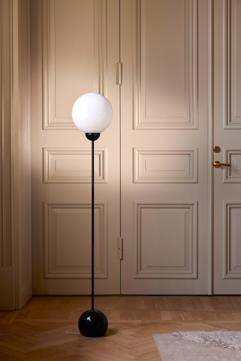 Ripley Zwart vloerlamp Van Globen Lighting - De lamp is gemaakt van metaal en heeft een glazen koepel van opaalwit glas die een aangenaam licht verspreidt.