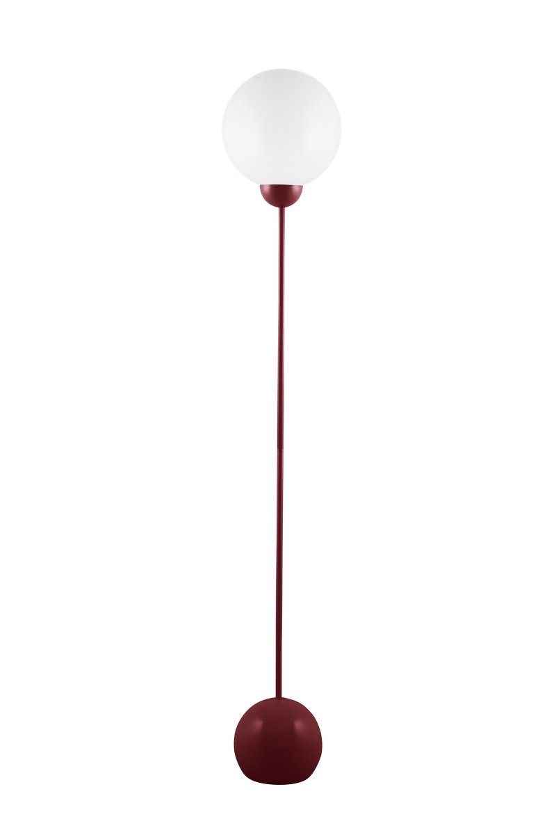 Ripley Bourgogne vloerlamp Van Globen Lighting - Ripley is een stijlvolle staande lamp van ijzer met een diep bordeauxrode afwerking en een ronde kap van opaalwit glas.