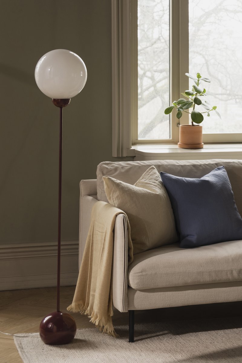 Ripley Bourgogne vloerlamp Van Globen Lighting - Ripley is een stijlvolle staande lamp van ijzer met een diep bordeauxrode afwerking en een ronde kap van opaalwit glas.