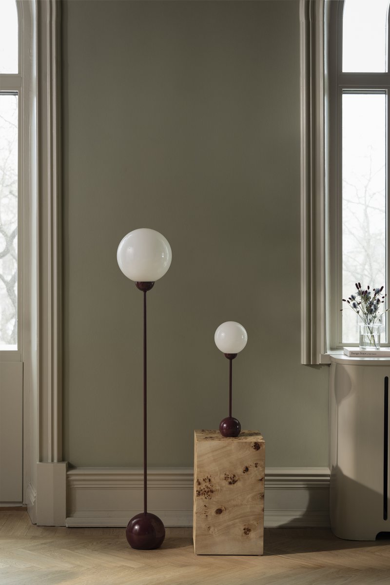 Ripley Bourgogne vloerlamp Van Globen Lighting - Ripley is een stijlvolle staande lamp van ijzer met een diep bordeauxrode afwerking en een ronde kap van opaalwit glas.