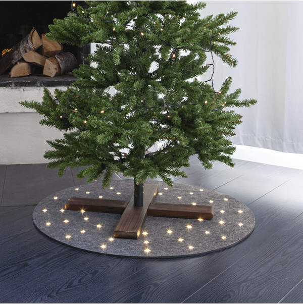 Kerstboomkleed Grijs Van Star Trading - 48 warmgele LED-lampjes schijnen door de transparante sterren in de mat.