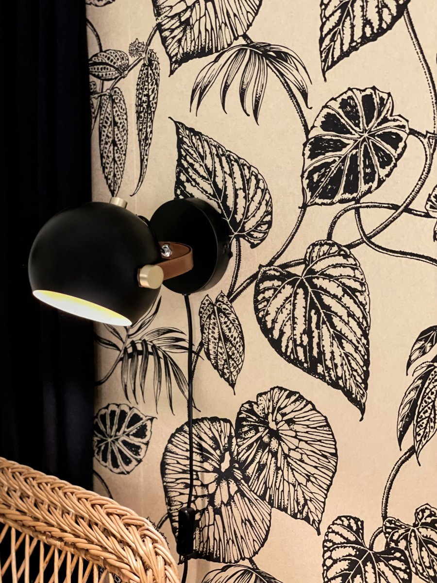 Bow Zwart leeslamp Van Aneta Lighting - Bow wandlamp in zwart gelakt metaal met details in messing en bruin leer.