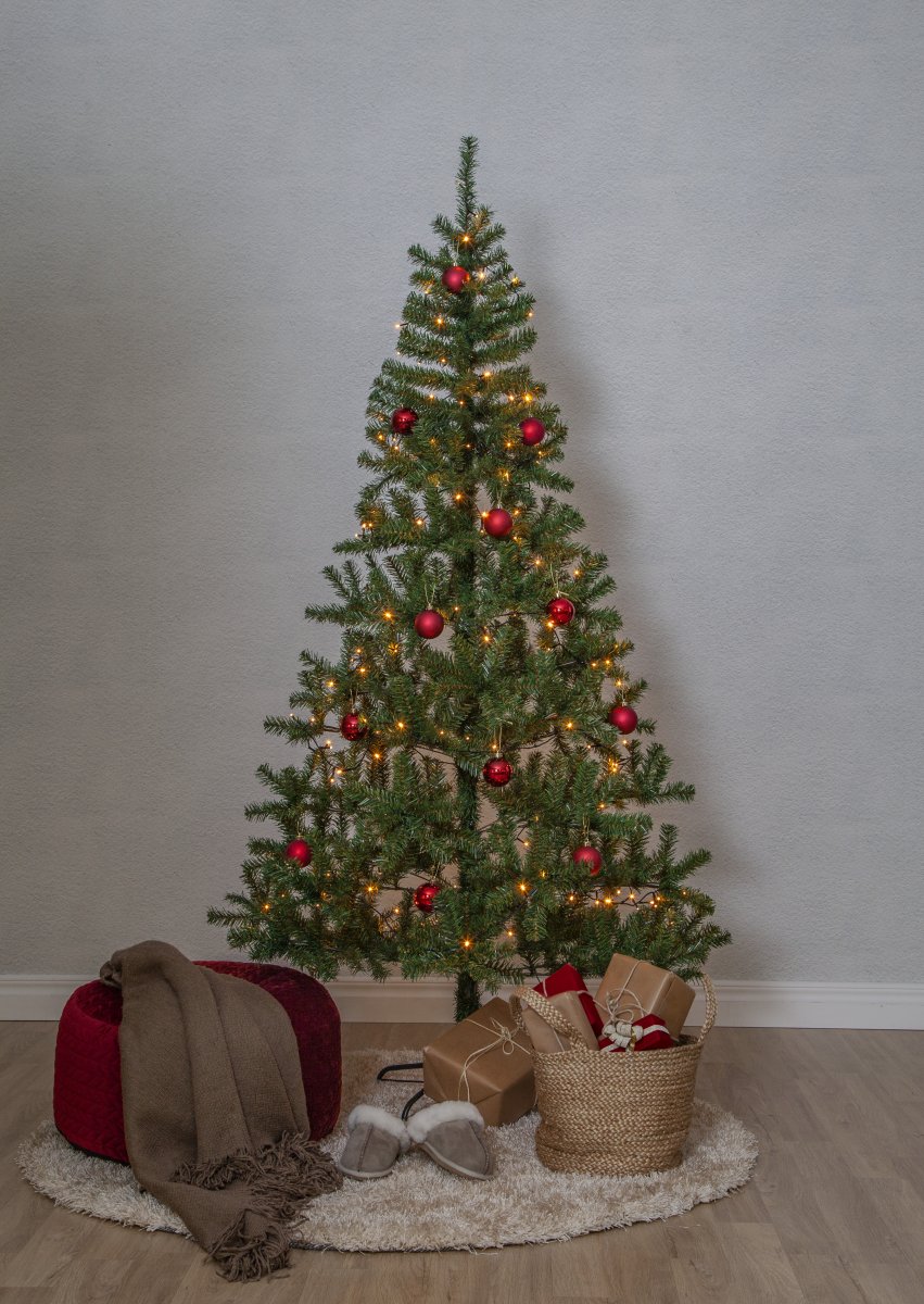 Alvik 210cm Groente Van Star Trading - Kunstboom van 210 cm met bijgeleverd 180-lichtsnoer in warm wit goud.