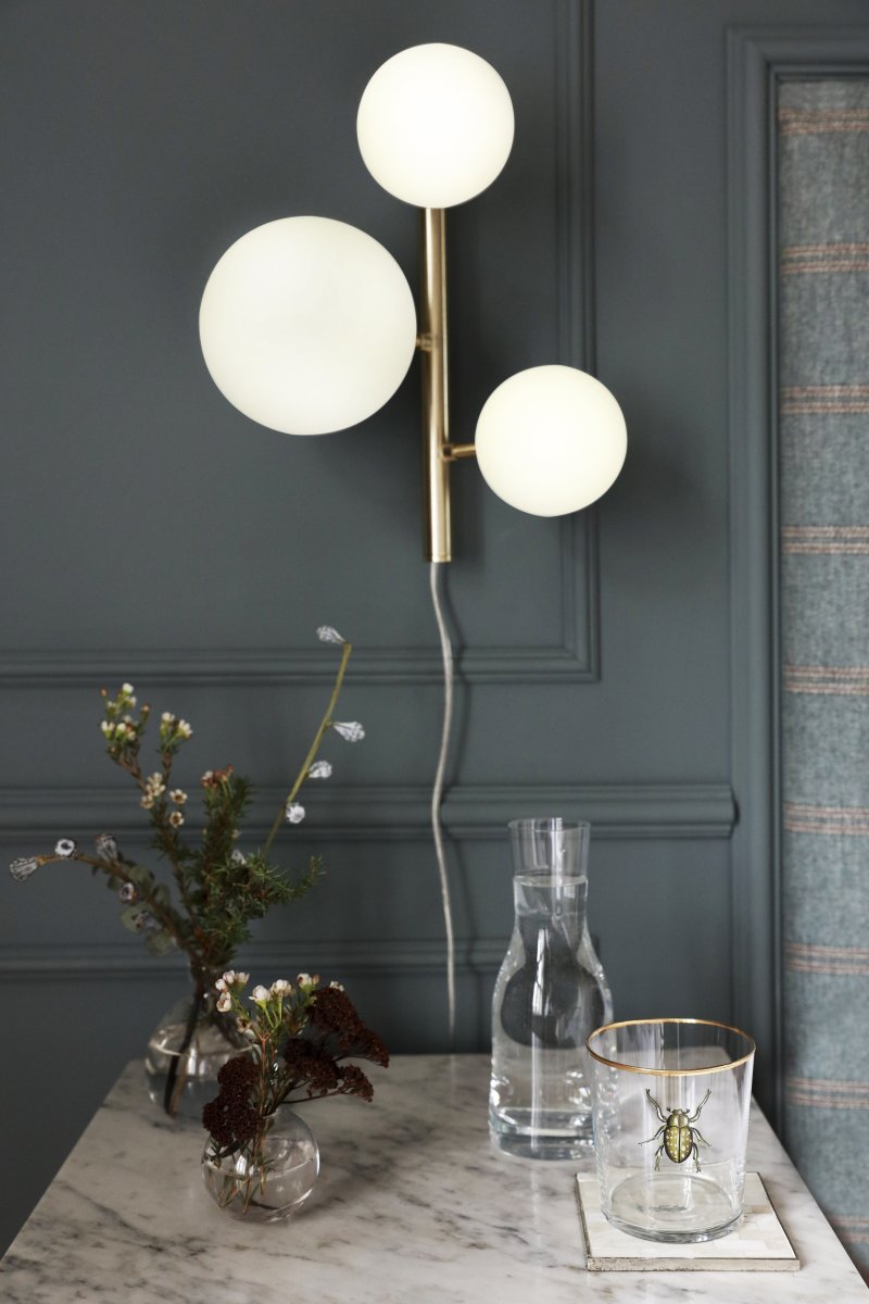 Molekyl 36cm Mat messing wandlamp Van Aneta Lighting - De lamp is gemaakt van metaal met een elegante matte messing afwerking en heeft opaalwitte glazen kappen die een zacht en aangenaam licht verspreiden.