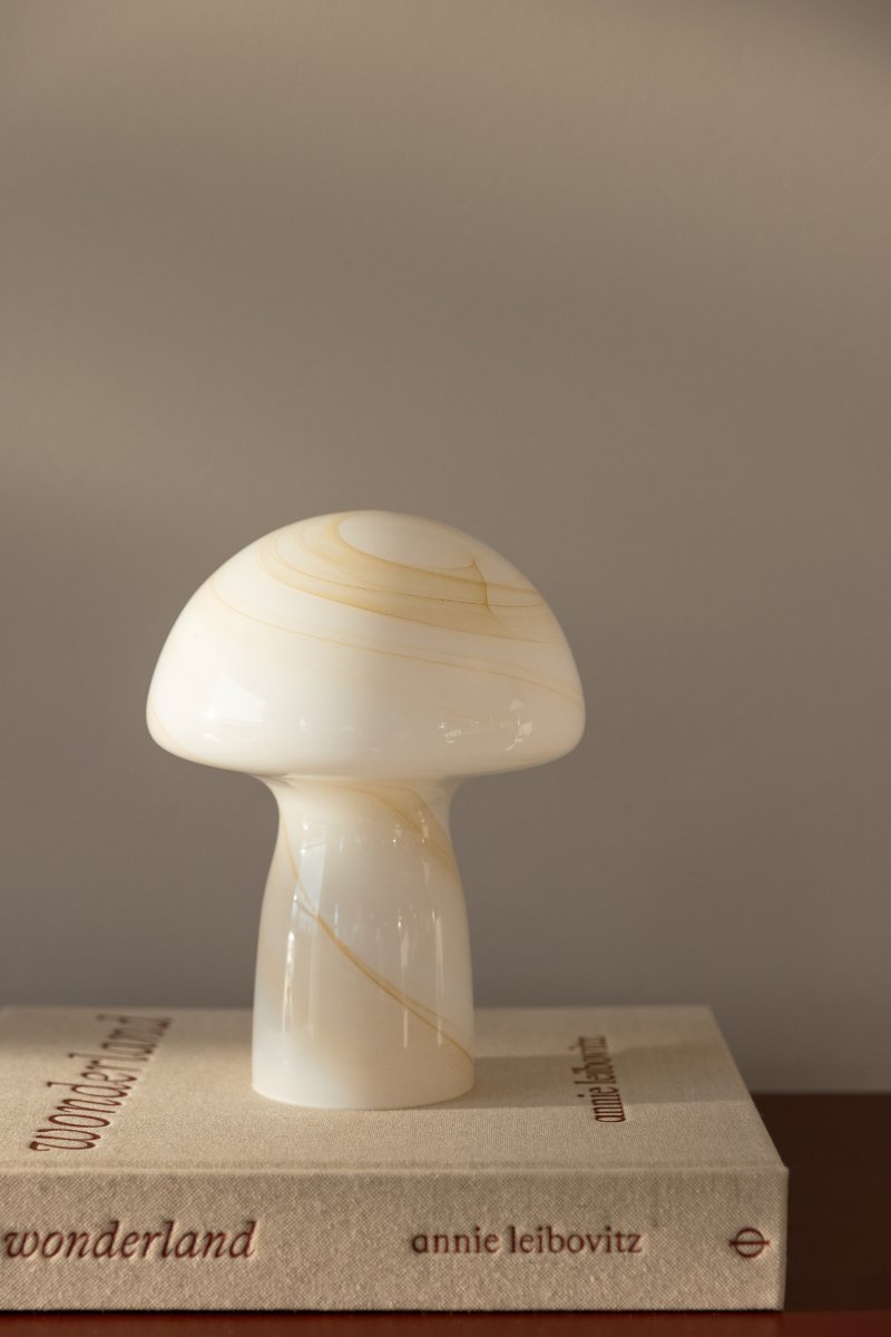 Fungo Swirl 20cm Beige tafellamp Van Globen Lighting - De Fungo paddenstoellamp is een prachtige tafellamp van mondgeblazen glas met een decoratief wervelpatroon.