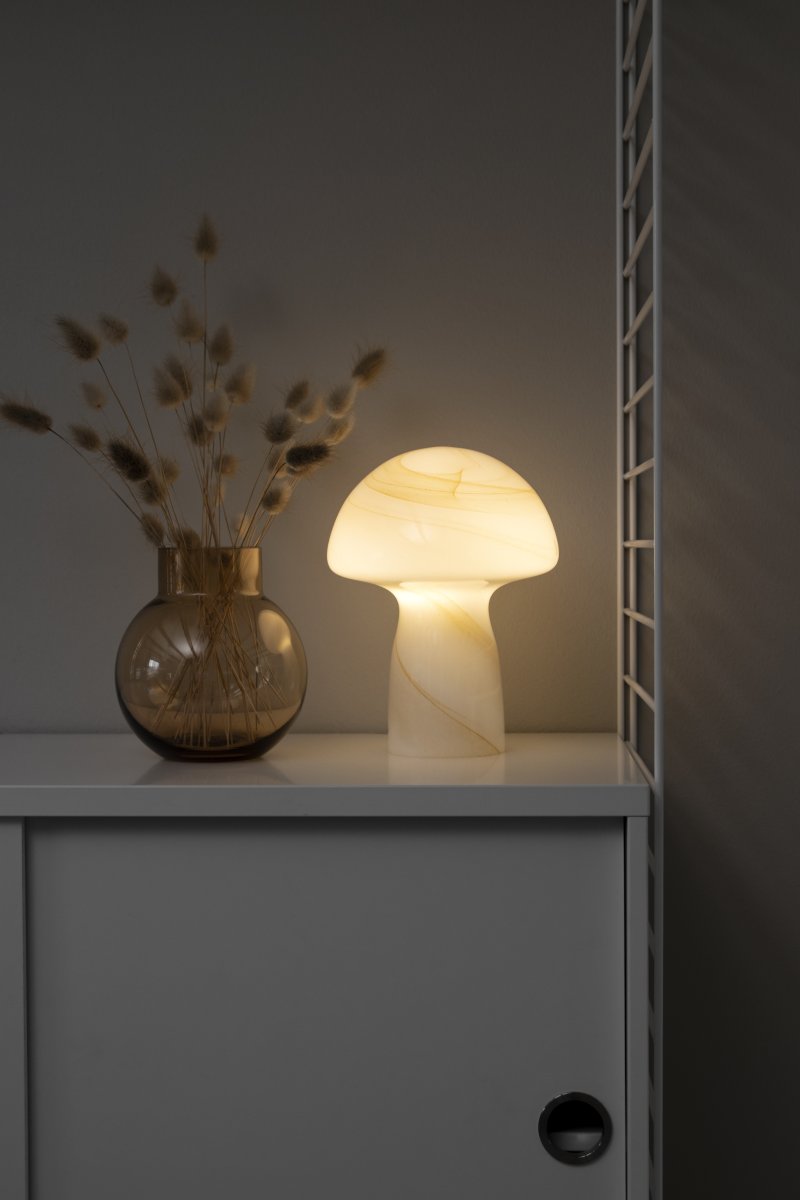 Fungo Swirl 20cm Beige tafellamp Van Globen Lighting - De Fungo paddenstoellamp is een prachtige tafellamp van mondgeblazen glas met een decoratief wervelpatroon.