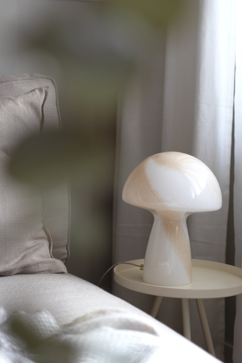 Fungo Swirl 20cm Beige tafellamp Van Globen Lighting - De Fungo paddenstoellamp is een prachtige tafellamp van mondgeblazen glas met een decoratief wervelpatroon.