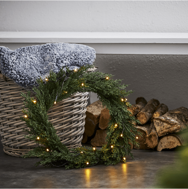 Thuja Ø40 Groente Van Star Trading - Krans gemaakt van volledig PE met Thuja-bladeren en 20 warmwitte LED-diodes.