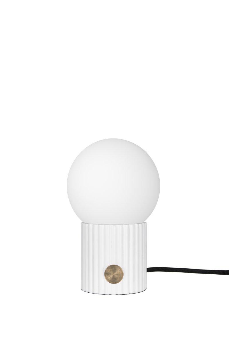 Hubble 24cm Wit tafellamp Van Globen Lighting - Hubble is een prachtige tafellamp met een gecanneleerd oppervlak en een matwitte glazen kap die een aangenaam licht verspreidt.