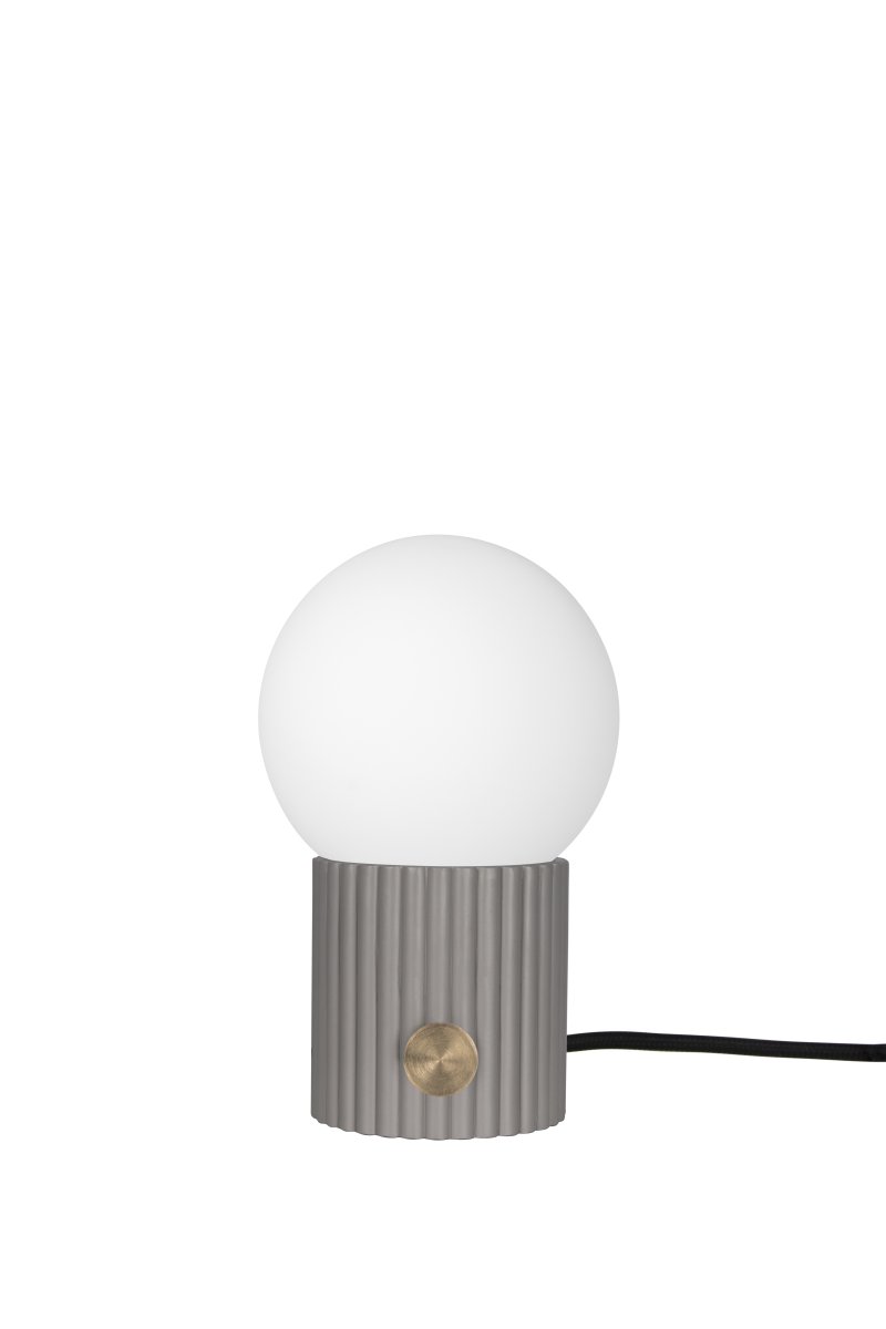 Hubble 24cm Grijs tafellamp Van Globen Lighting - Hubble is een prachtige tafellamp met een gecanneleerd oppervlak en een matwitte glazen kap die een aangenaam licht verspreidt.