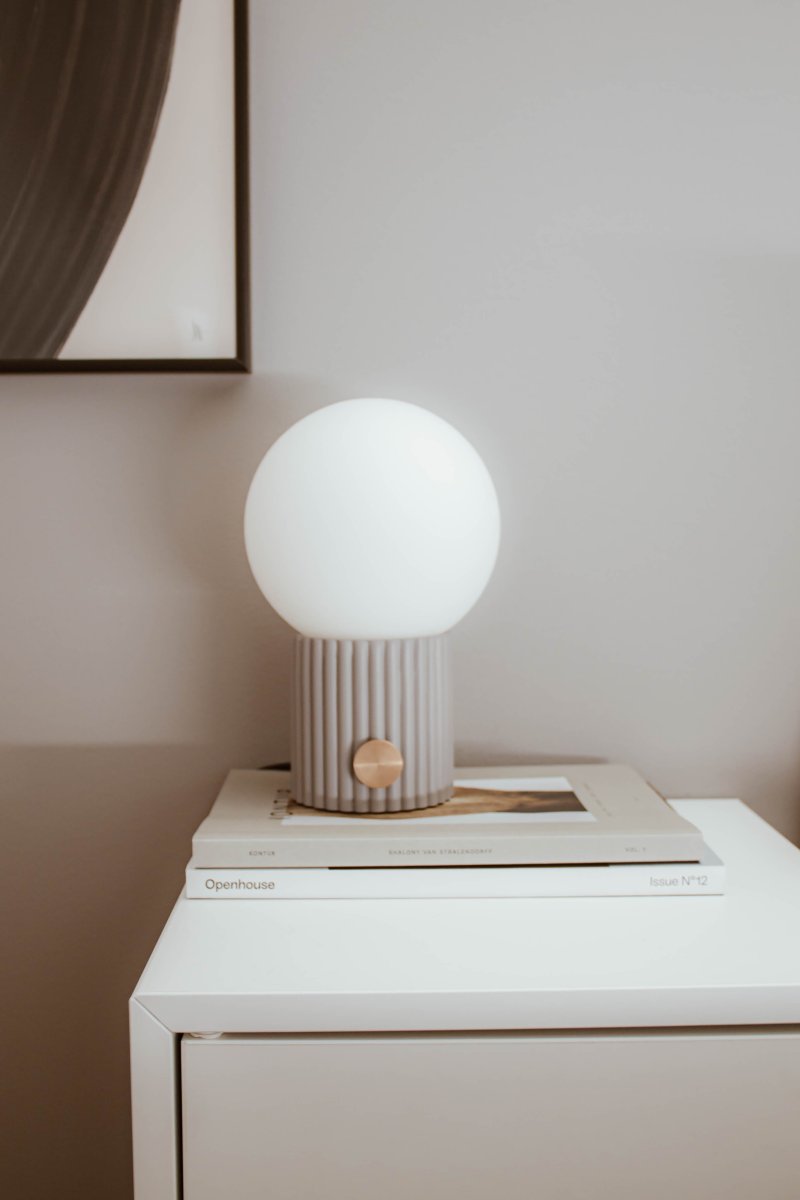 Hubble 24cm Grijs tafellamp Van Globen Lighting - Hubble is een prachtige tafellamp met een gecanneleerd oppervlak en een matwitte glazen kap die een aangenaam licht verspreidt.