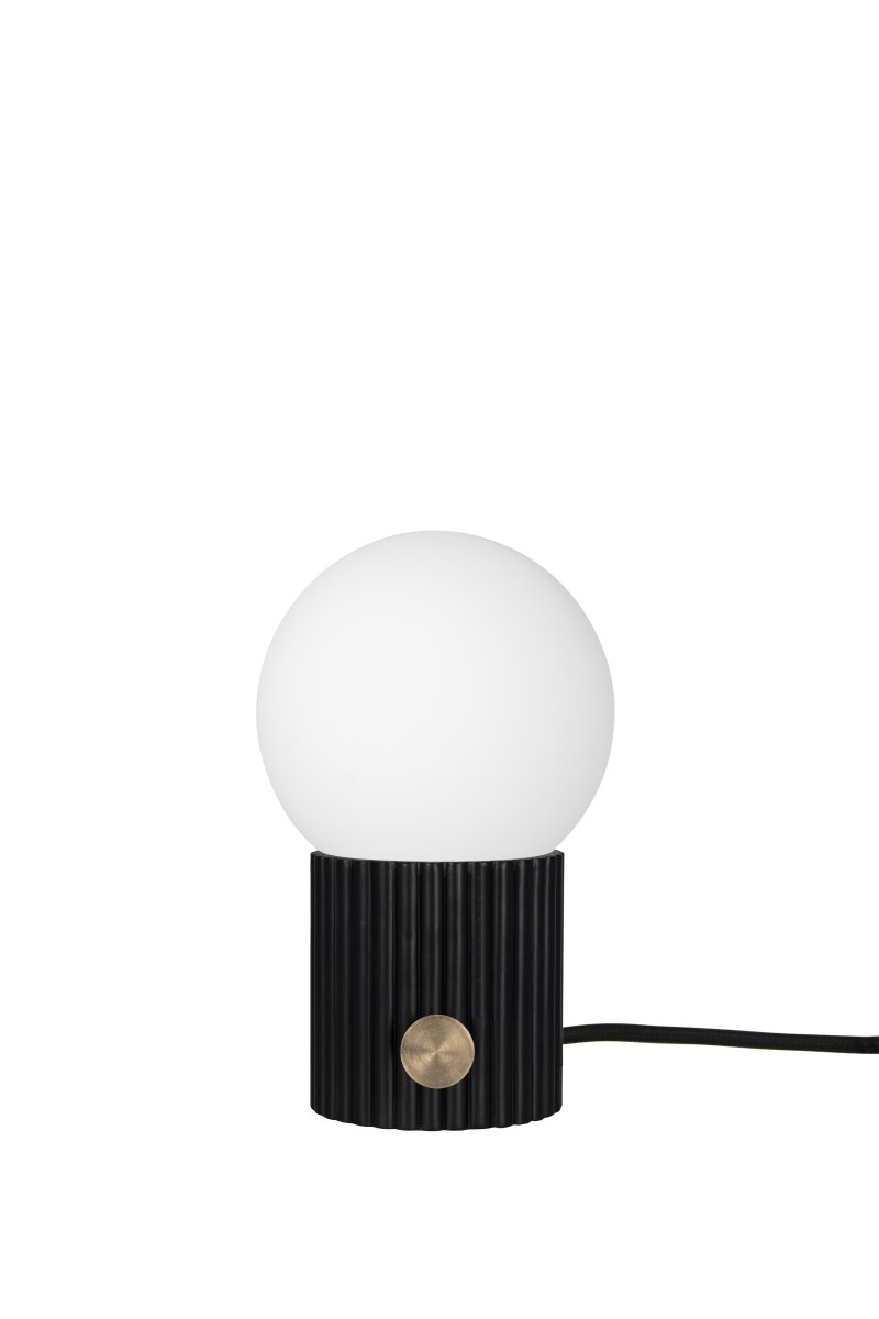 Hubble 24cm Zwart tafellamp Van Globen Lighting - Hubble is een prachtige tafellamp met een gecanneleerd oppervlak en een matwitte glazen kap die een aangenaam licht verspreidt.