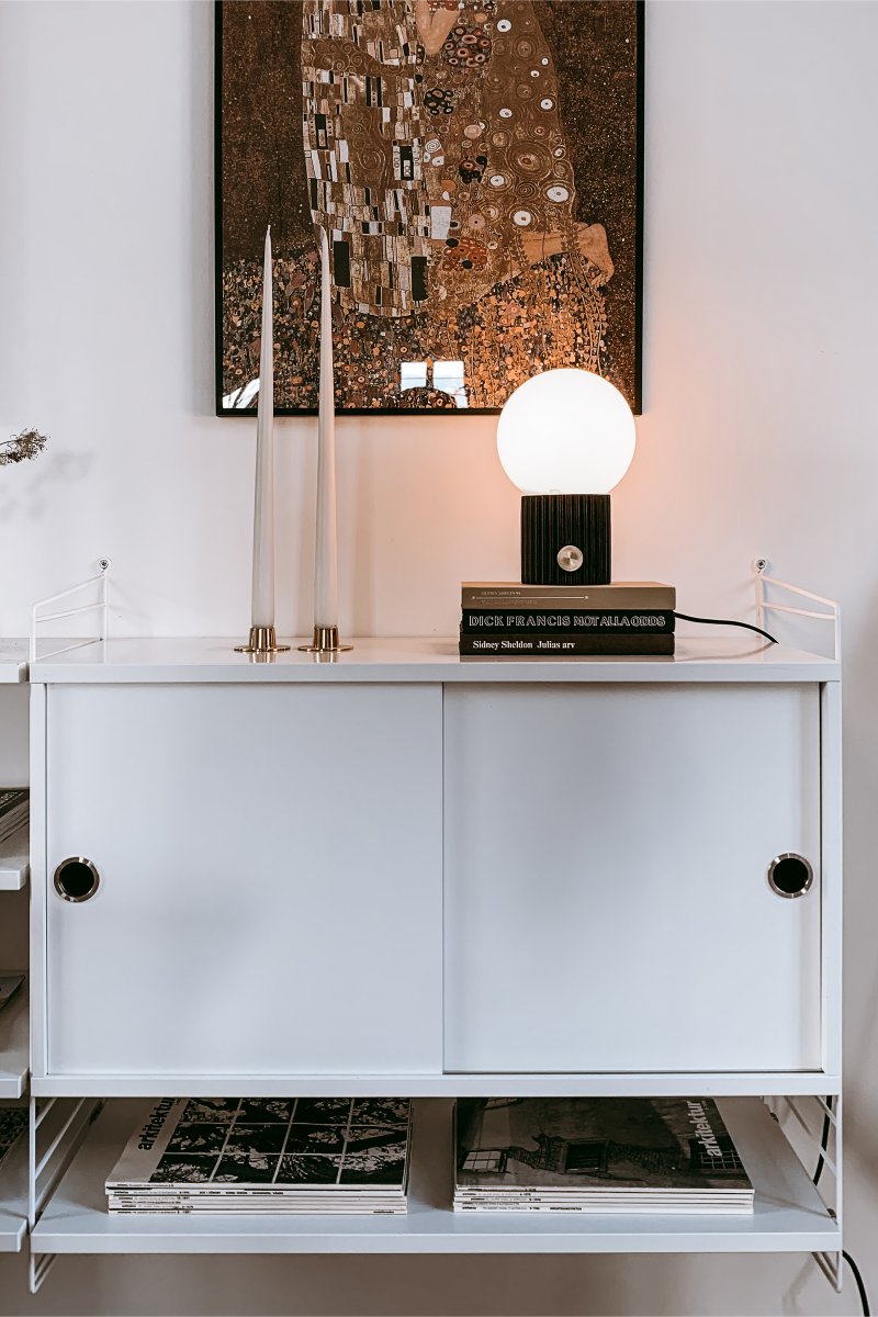 Hubble 24cm Zwart tafellamp Van Globen Lighting - Hubble is een prachtige tafellamp met een gecanneleerd oppervlak en een matwitte glazen kap die een aangenaam licht verspreidt.