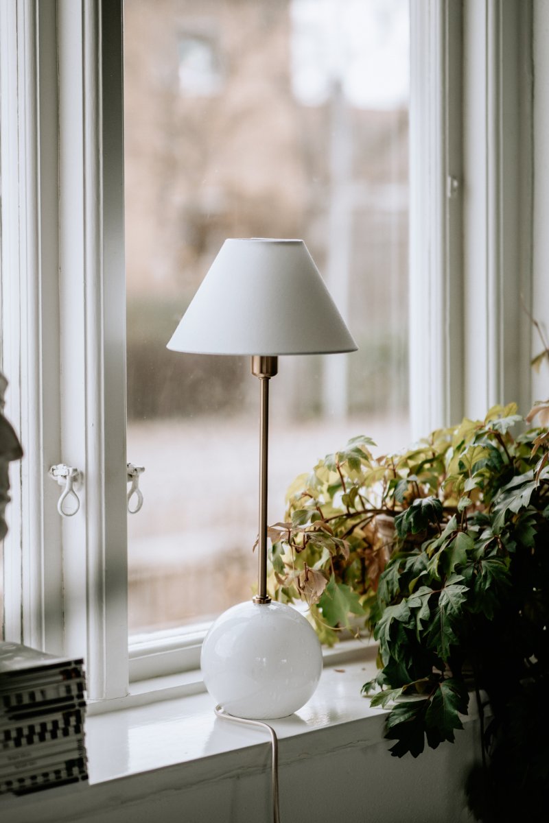 Iris 50cm Wit tafellamp Van Globen Lighting - De lamp heeft een bijpassende katoenen lampenkap met een droge bovenkant die ton-sur-ton past bij de lampvoet.