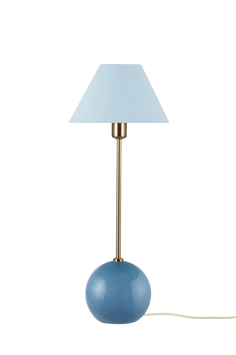 Iris 50cm Blauw tafellamp Van Globen Lighting - De lamp heeft een bijpassende katoenen lampenkap met een droge bovenkant die ton-sur-ton past bij de lampvoet.