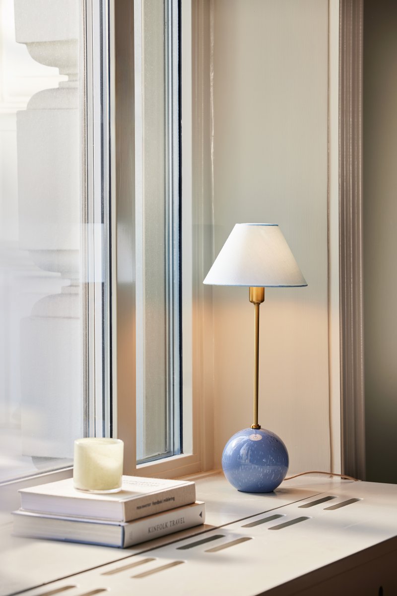 Iris 50cm Blauw tafellamp Van Globen Lighting - De lamp heeft een bijpassende katoenen lampenkap met een droge bovenkant die ton-sur-ton past bij de lampvoet.