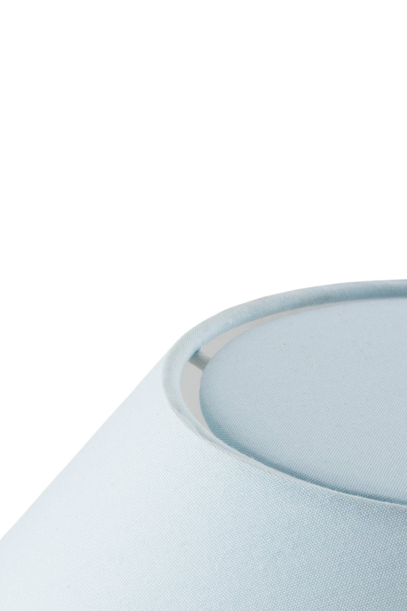 Iris 50cm Blauw tafellamp Van Globen Lighting - De lamp heeft een bijpassende katoenen lampenkap met een droge bovenkant die ton-sur-ton past bij de lampvoet.