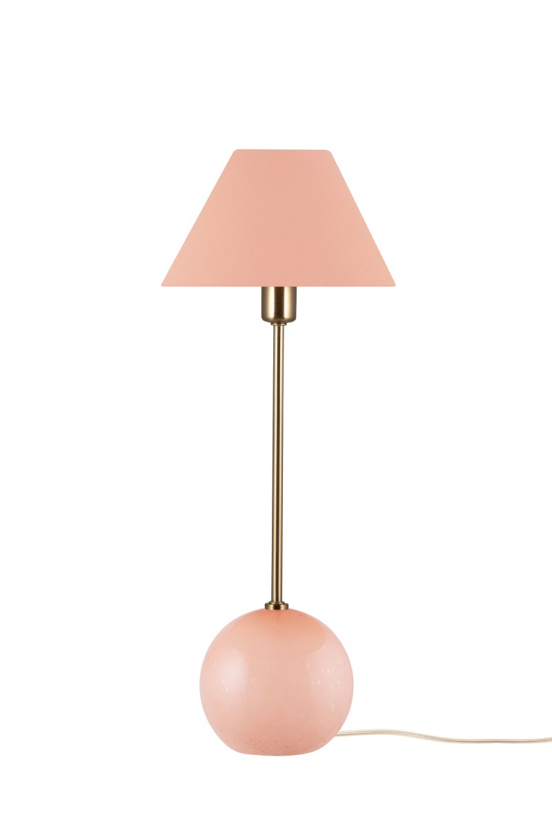Iris 50cm Roze tafellamp Van Globen Lighting - De lamp heeft een bijpassende katoenen lampenkap met een droge bovenkant die ton-sur-ton past bij de lampvoet.