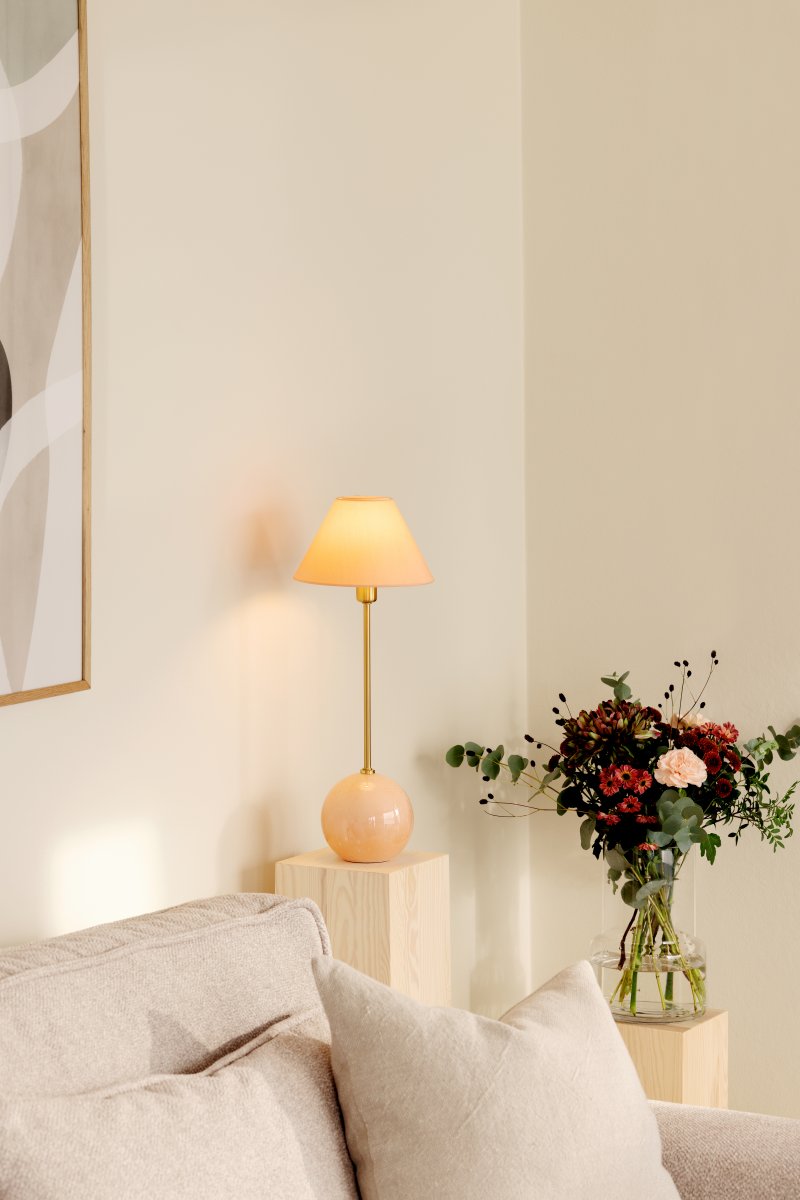 Iris 50cm Roze tafellamp Van Globen Lighting - De lamp heeft een bijpassende katoenen lampenkap met een droge bovenkant die ton-sur-ton past bij de lampvoet.