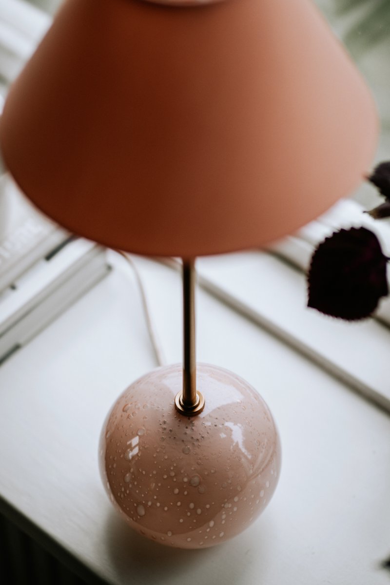 Iris 50cm Roze tafellamp Van Globen Lighting - De lamp heeft een bijpassende katoenen lampenkap met een droge bovenkant die ton-sur-ton past bij de lampvoet.