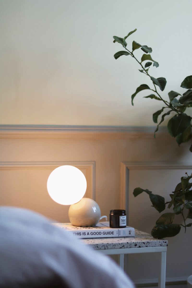 Ripley 17cm Beige tafellamp Van Globen Lighting - De lamp is gemaakt van metaal en heeft een glazen kap van opaalwit glas die een aangenaam licht verspreidt.