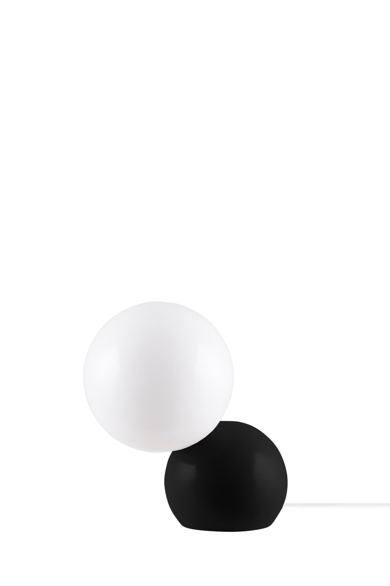 Ripley 17cm Zwart tafellamp Van Globen Lighting - De lamp is gemaakt van metaal en heeft een glazen kap van opaalwit glas die een aangenaam licht verspreidt.