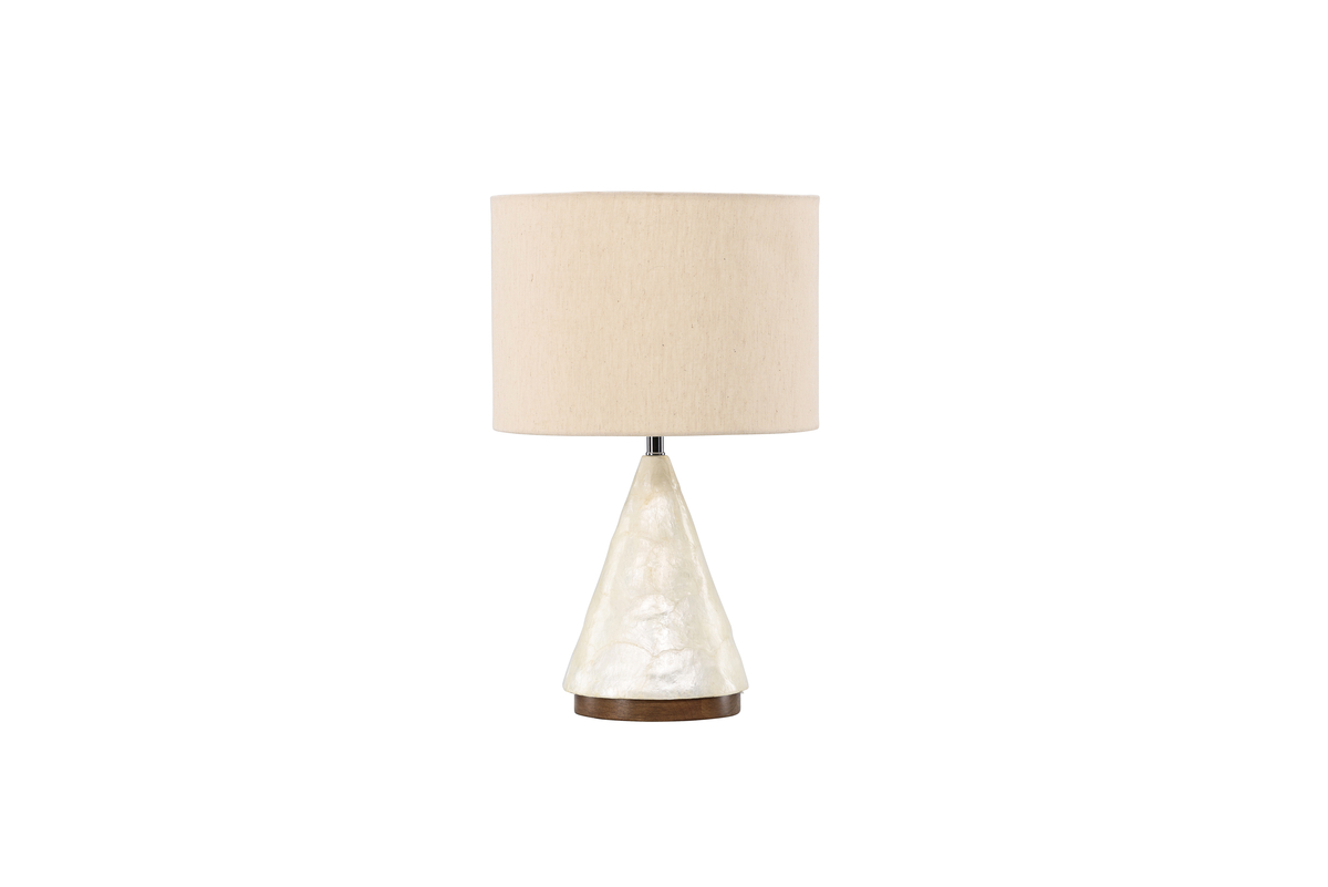 Donsö 55cm Beige tafellamp Van Venture Design - Met een lampenkap die een diameter van 35 cm heeft, verspreidt Dons&ouml; een zacht en aangenaam licht dat de kamer vult met een warme sfeer.