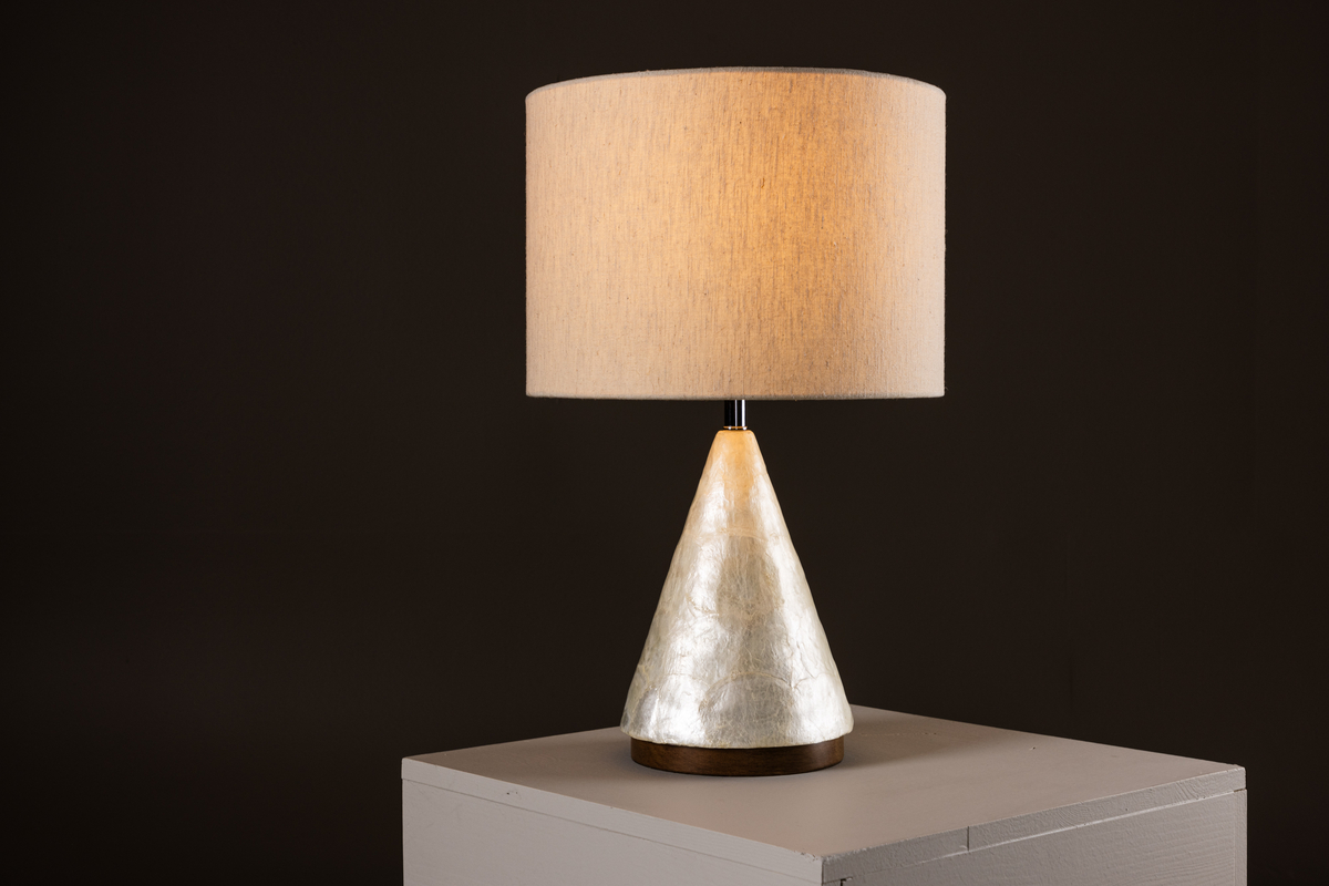 Donsö 55cm Beige tafellamp Van Venture Design - Met een lampenkap die een diameter van 35 cm heeft, verspreidt Dons&ouml; een zacht en aangenaam licht dat de kamer vult met een warme sfeer.