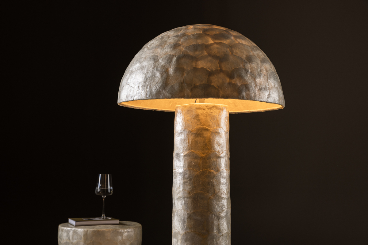 Lindön Beige vloerlamp Van Venture Design - Deze lamp is gemaakt van het exclusieve materiaal Capiz en heeft een natuurlijk en licht glanzend oppervlak dat een geraffineerd lichtspel in de kamer creëert.