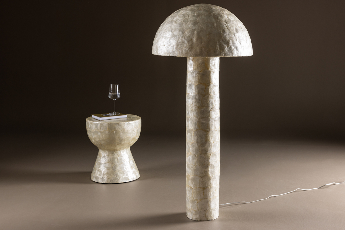 Lindön Beige vloerlamp Van Venture Design - Deze lamp is gemaakt van het exclusieve materiaal Capiz en heeft een natuurlijk en licht glanzend oppervlak dat een geraffineerd lichtspel in de kamer creëert.