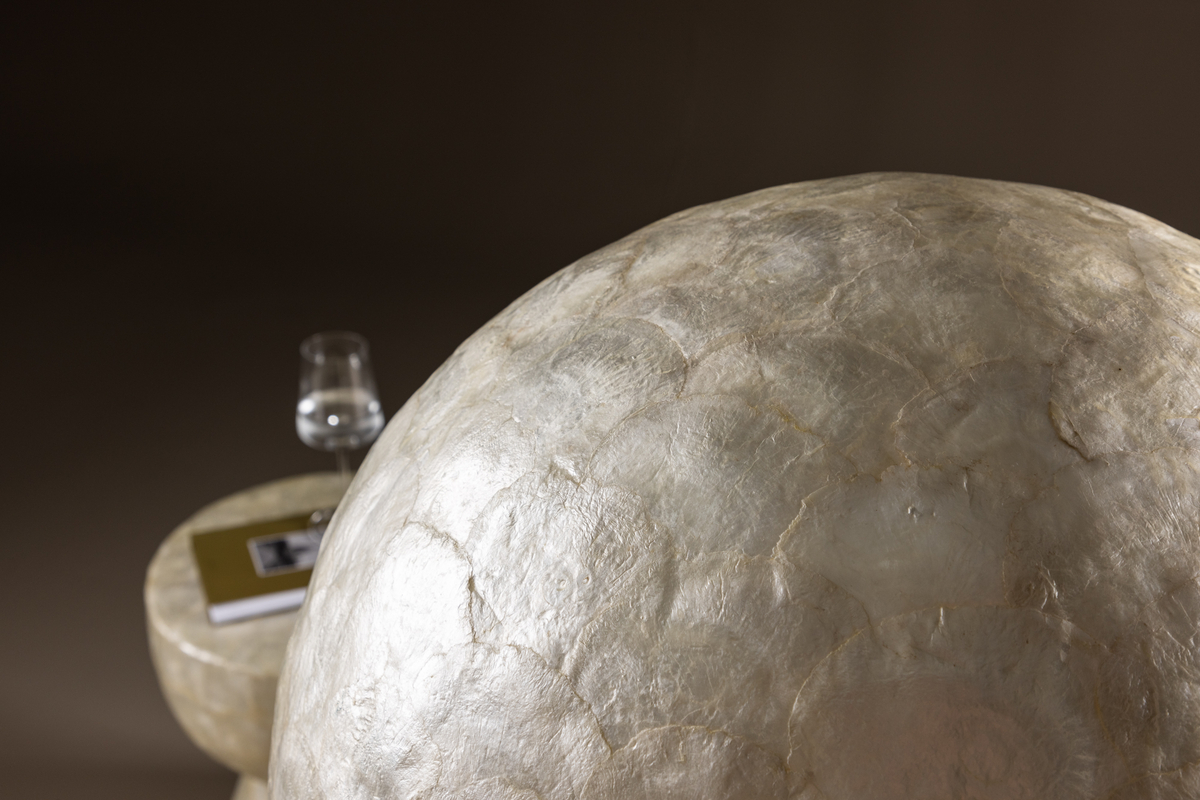 Lindön Beige vloerlamp Van Venture Design - Deze lamp is gemaakt van het exclusieve materiaal Capiz en heeft een natuurlijk en licht glanzend oppervlak dat een geraffineerd lichtspel in de kamer creëert.