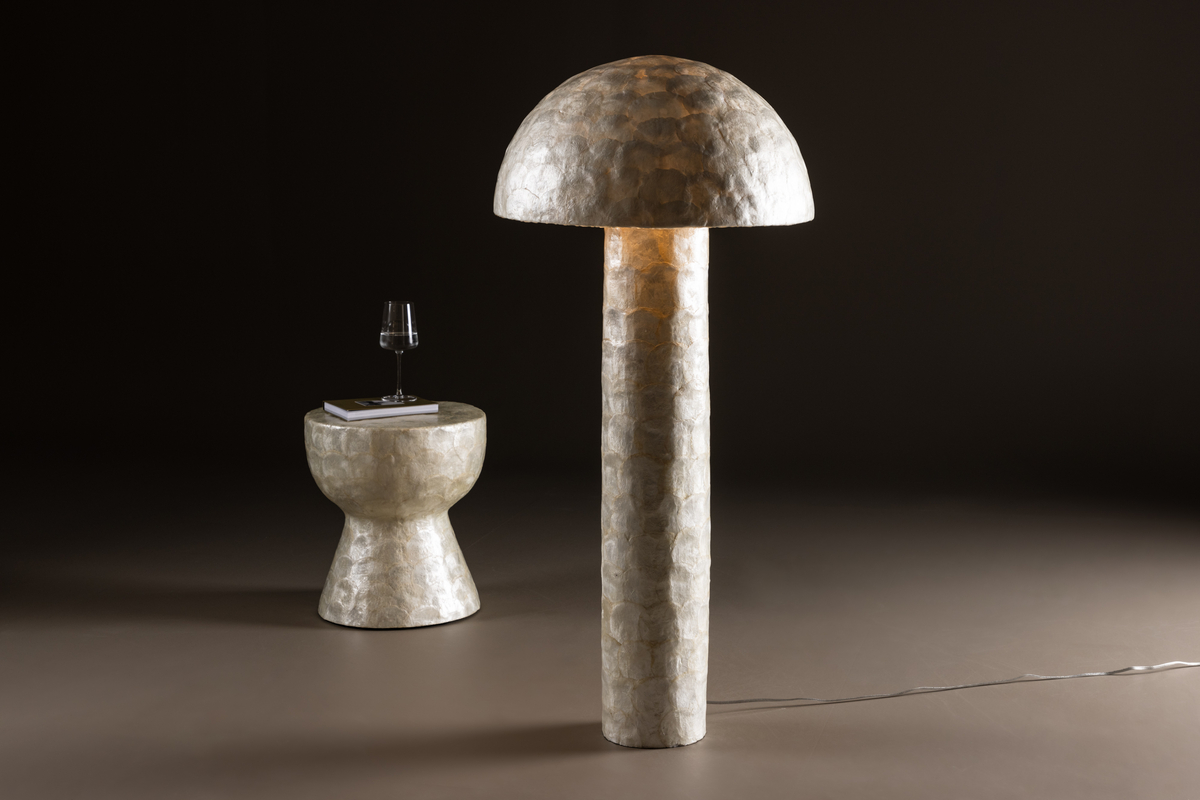 Lindön Beige vloerlamp Van Venture Design - Deze lamp is gemaakt van het exclusieve materiaal Capiz en heeft een natuurlijk en licht glanzend oppervlak dat een geraffineerd lichtspel in de kamer creëert.