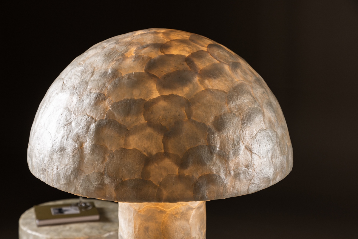 Lindön Beige vloerlamp Van Venture Design - Deze lamp is gemaakt van het exclusieve materiaal Capiz en heeft een natuurlijk en licht glanzend oppervlak dat een geraffineerd lichtspel in de kamer creëert.