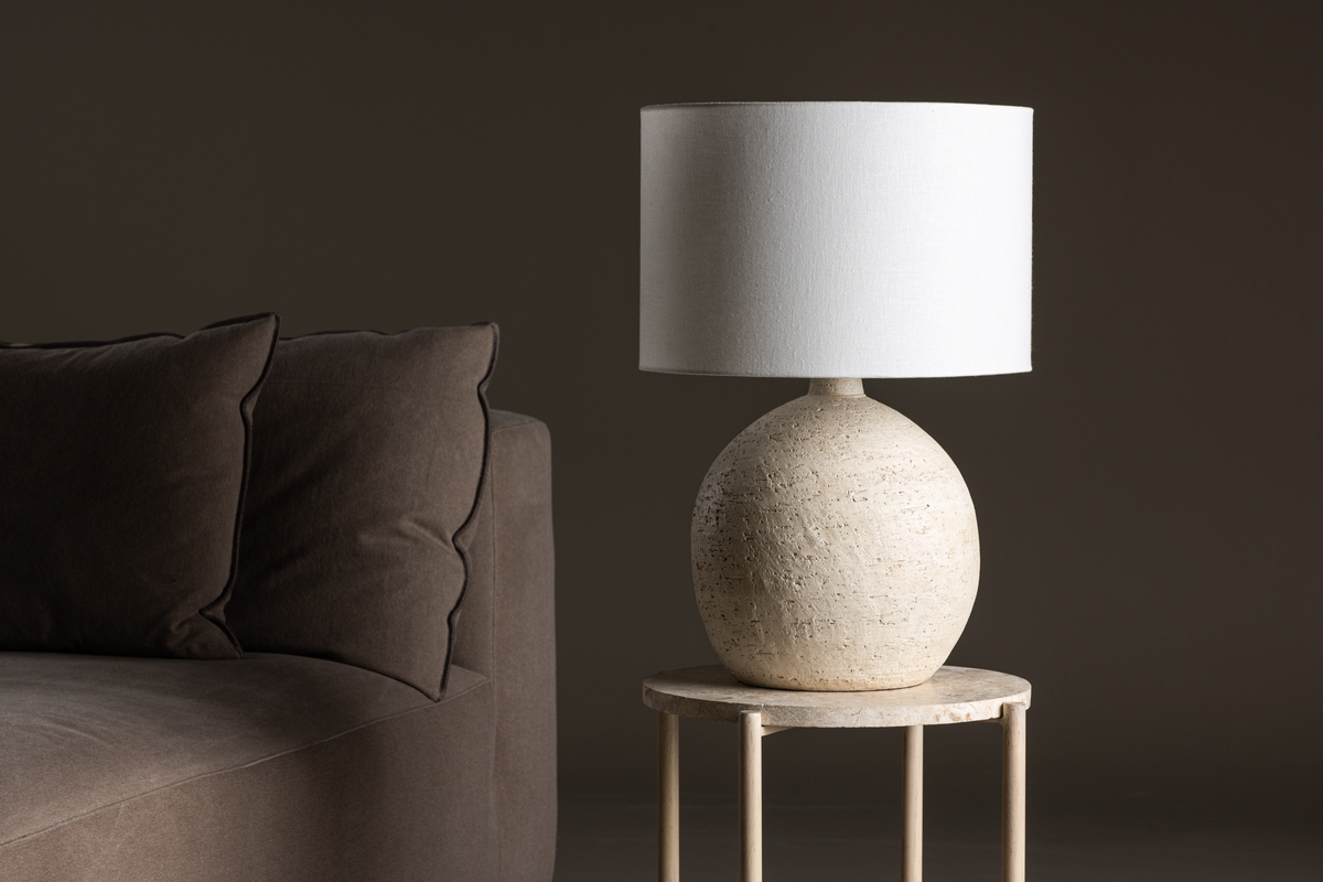 Tjörn 60cm Beige tafellamp Van Venture Design - Tj&oslash;rn heeft een ronde terracotta lampenvoet in een beige kleur, die een rustieke charme en een aardse sfeer aan uw interieur toevoegt.