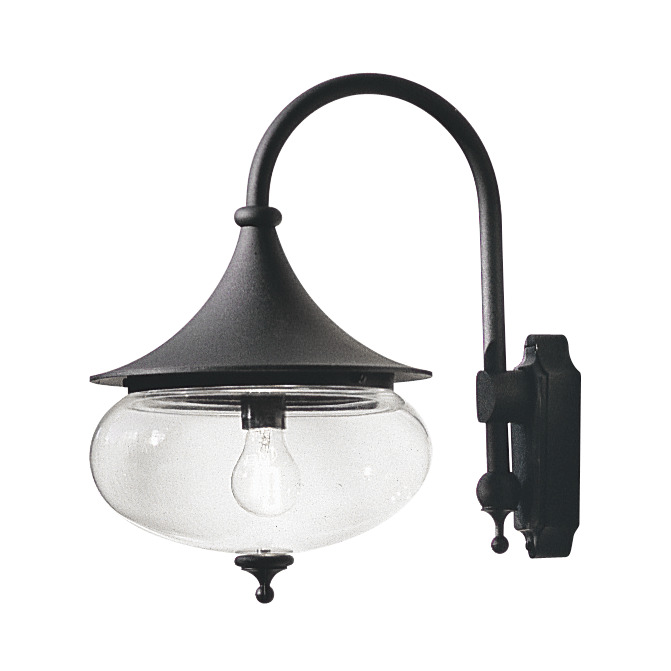 Libra Zwart buitenlamp Van Konstsmide - De zachte vormen en de grote, heldere glazen kap van de lamp verspreiden een warm en aangenaam licht, wat een uitnodigende sfeer creëert in entrees of op patio's.