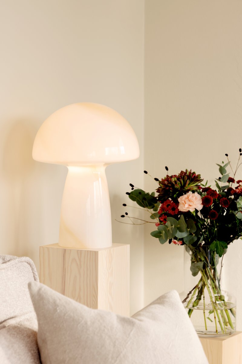 Fungo Swirl 42cm Beige tafellamp Van Globen Lighting - De Fungo paddenstoellamp is een prachtige tafellamp van mondgeblazen glas met een decoratief wervelpatroon.