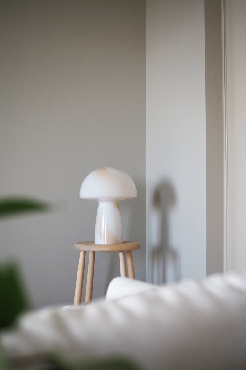 Fungo Swirl 42cm Beige tafellamp Van Globen Lighting - De Fungo paddenstoellamp is een prachtige tafellamp van mondgeblazen glas met een decoratief wervelpatroon.