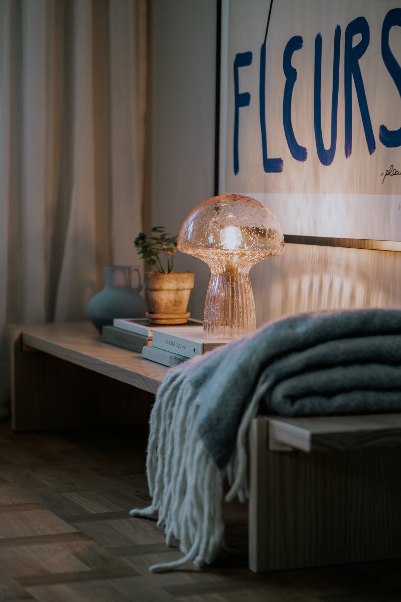 Fungo 30cm Roze tafellamp Van Globen Lighting - De Fungo paddenstoellamp is een prachtige tafellamp van mondgeblazen glas met gecanneleerde details op de voet.