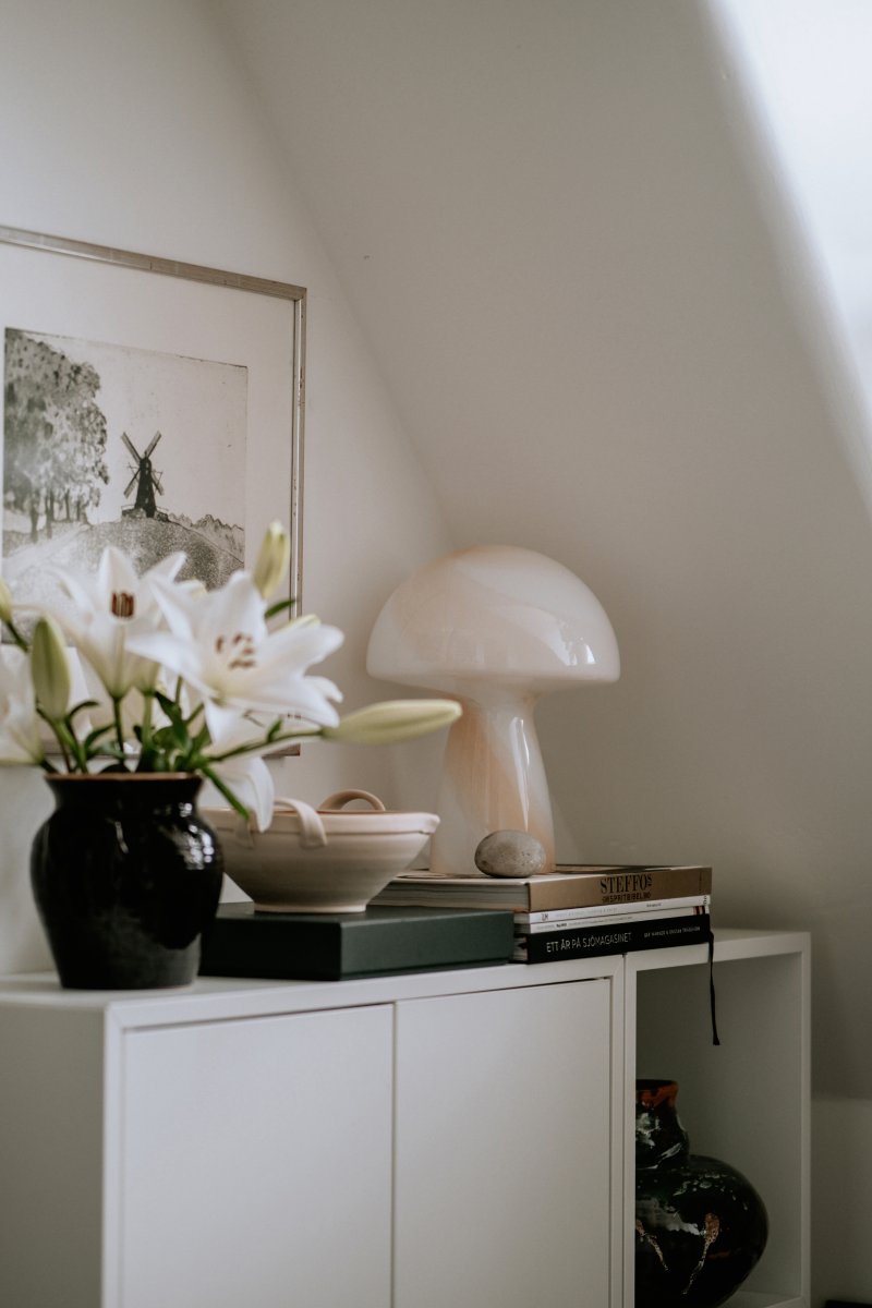 Fungo Swirl 30cm Beige tafellamp Van Globen Lighting - De Fungo paddenstoellamp is een prachtige tafellamp van mondgeblazen glas met een decoratief wervelpatroon.