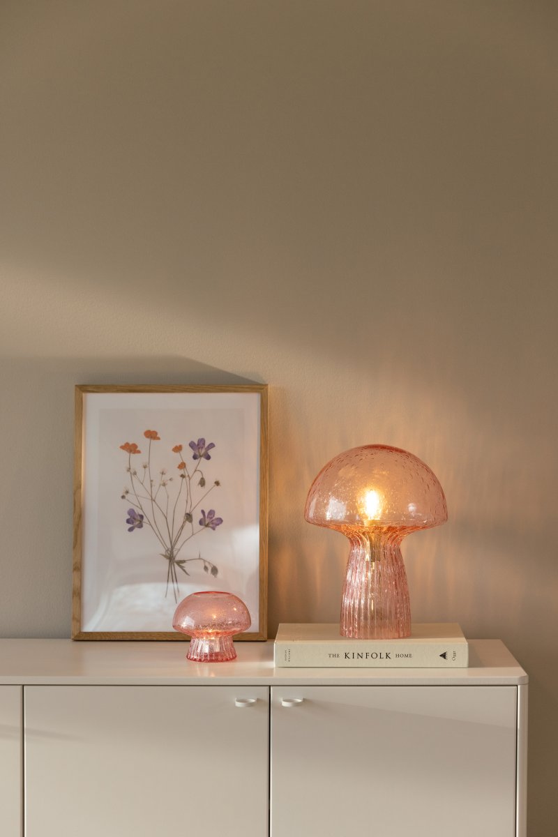 Fungo 30cm Roze tafellamp Van Globen Lighting - De Fungo paddenstoellamp is een prachtige tafellamp van mondgeblazen glas met gecanneleerde details op de voet.
