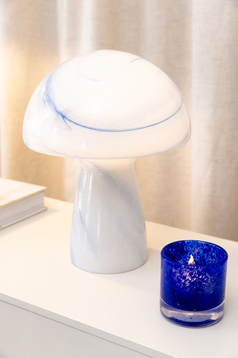 Fungo Swirl 30cm Blauw tafellamp Van Globen Lighting - De Fungo paddenstoellamp is een prachtige tafellamp van mondgeblazen glas met een decoratief wervelpatroon.